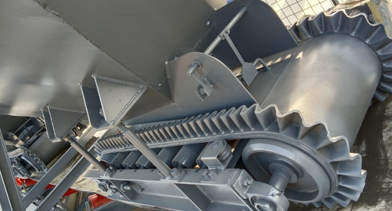 Skirted Belt Engineered for Steep-Angle Conveying in Asphalt Plant