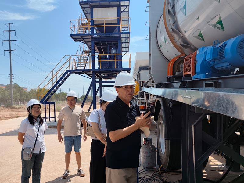 client visit to mobile asphalt plant in Macroad