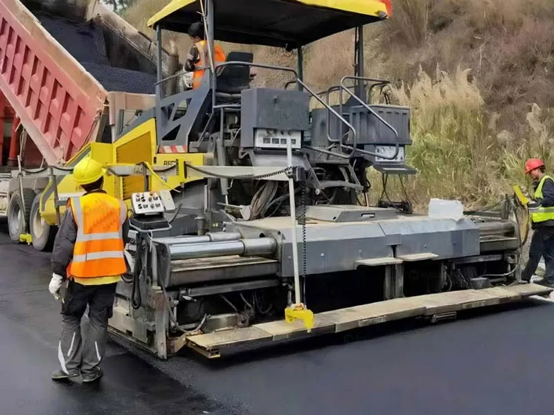 Macroad asphalt paver