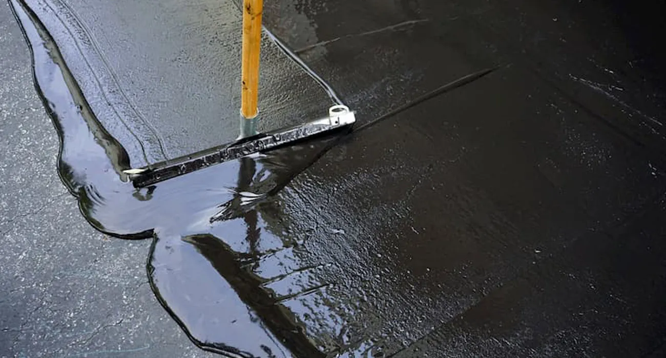fluid asphalt in use for road construction
